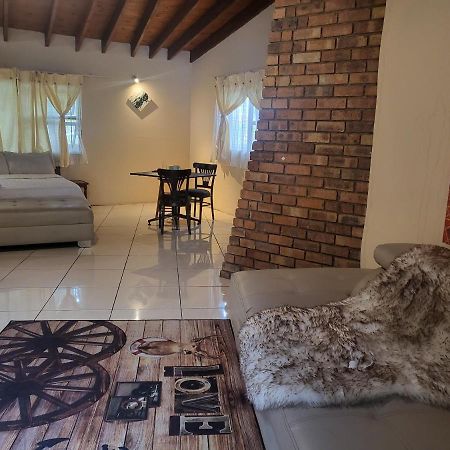 Albatrossways Lodge Sandton Ngoại thất bức ảnh