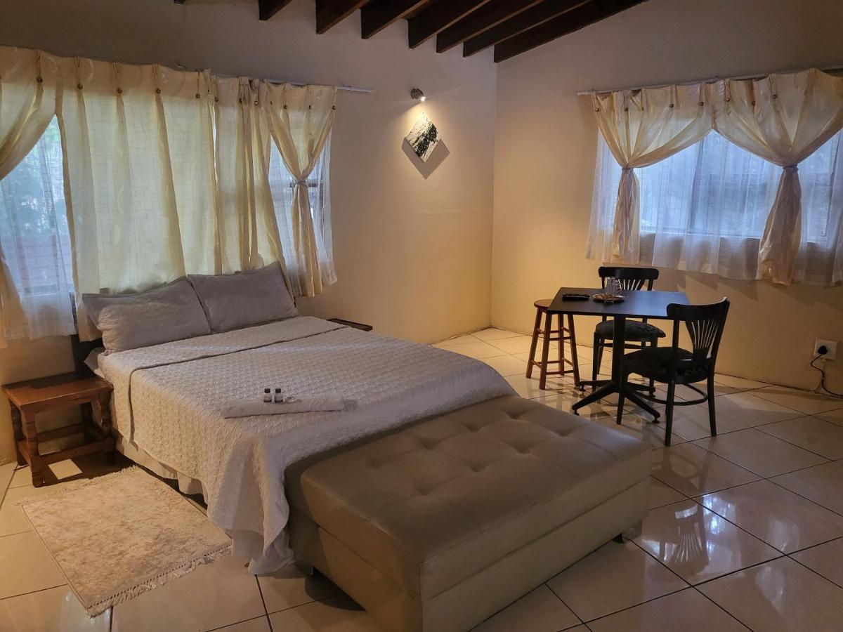 Albatrossways Lodge Sandton Ngoại thất bức ảnh