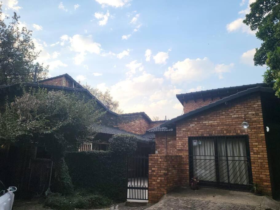 Albatrossways Lodge Sandton Ngoại thất bức ảnh