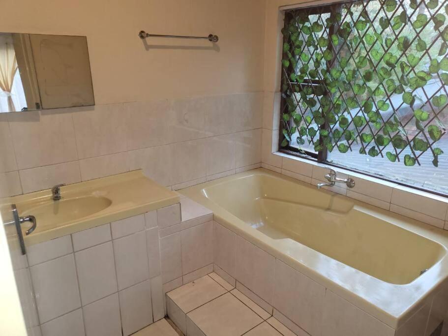 Albatrossways Lodge Sandton Ngoại thất bức ảnh