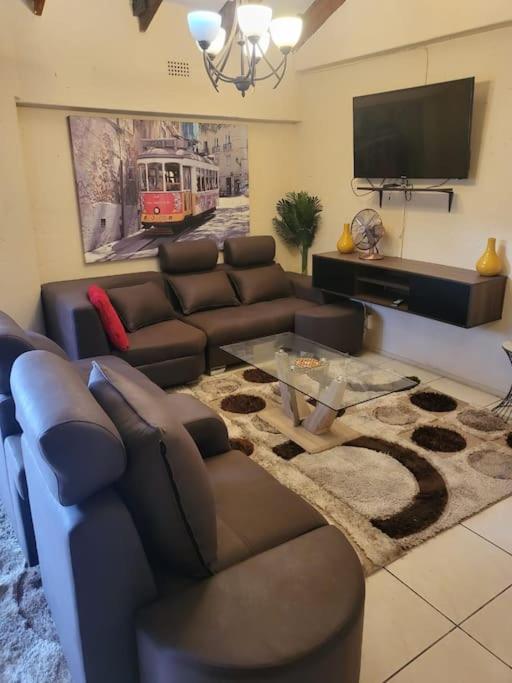Albatrossways Lodge Sandton Ngoại thất bức ảnh