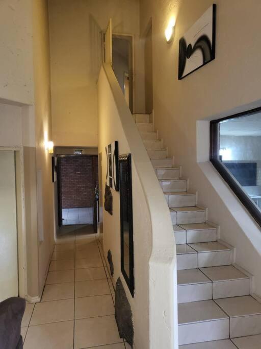 Albatrossways Lodge Sandton Ngoại thất bức ảnh