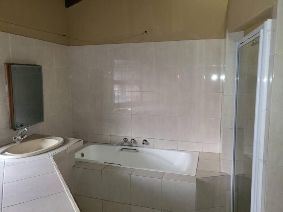 Albatrossways Lodge Sandton Ngoại thất bức ảnh
