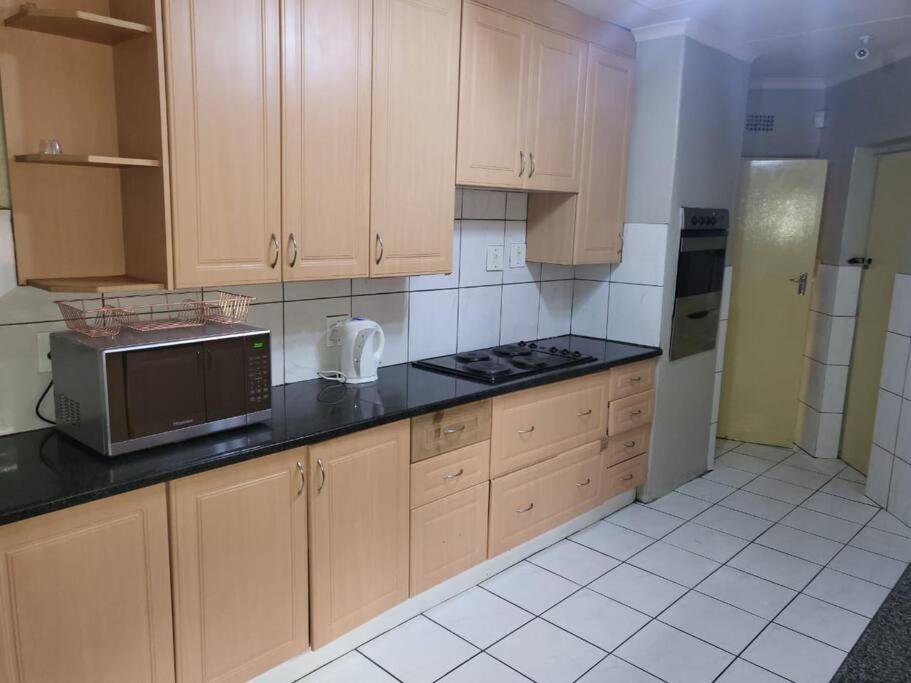 Albatrossways Lodge Sandton Ngoại thất bức ảnh