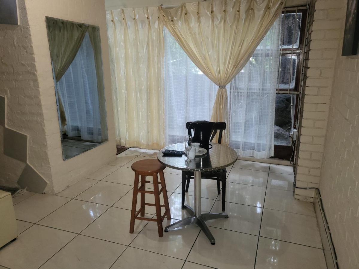 Albatrossways Lodge Sandton Ngoại thất bức ảnh